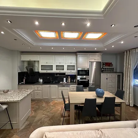 Luxury Apartment *